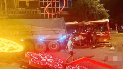 Tai nạn giao thông liên hoàn khiến 17 người bị thương