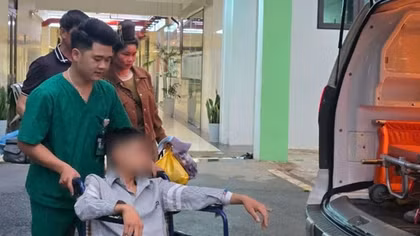 Thí sinh tại Sơn La đi thi bằng xe cứu thương sau ca mổ ruột thừa