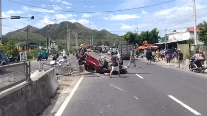 4 người thoát chết khi xe ô tô du lịch bị lật ngửa trên đường
