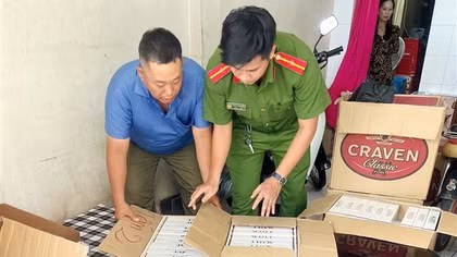 Bắt quả tang 3 đối tượng tàng trữ trên 5.000 bao thuốc lá lậu