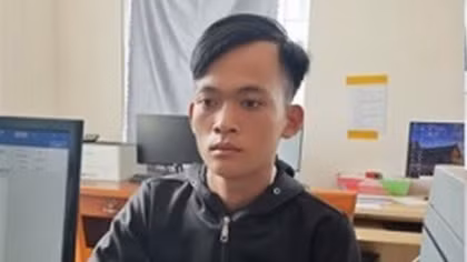 Mâu thuẫn cũ, 3 đối tượng mang hung khí chém người trên phố