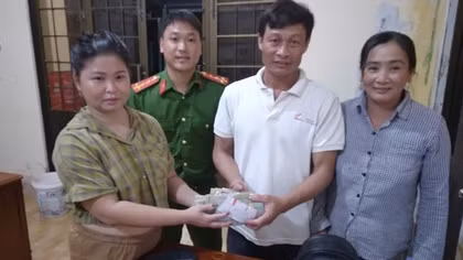 Hai vợ chồng nhặt được 150 triệu đồng nhờ Công an xã tìm trả người đánh rơi