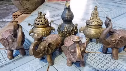 Trò lừa buôn thánh và nước mắt tu tiên