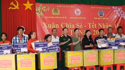 Cục An ninh chính trị nội bộ trao nhà đại đoàn kết và tặng quà người nghèo tại Trà Vinh