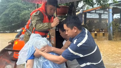 TP Huế lại ngập trong lũ, sạt lở nhiều điểm, lực lượng Công an bám địa bàn giúp dân