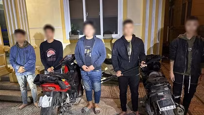 Nhóm quái xế dùng khẩu trang che biển số, mang gậy sắt ra phố tìm đối thủ