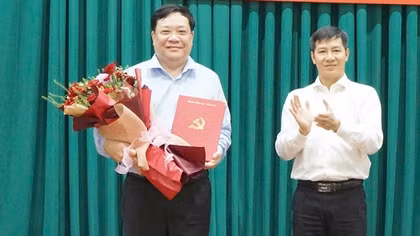 Chủ tịch UBND tỉnh Cà Mau làm Phó Bí thư tỉnh Đồng Tháp