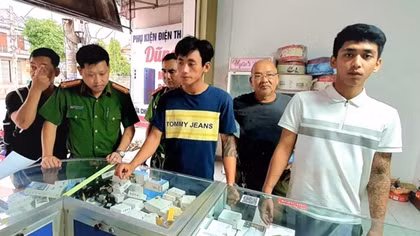 Bắt nhanh 2 đối tượng vào nhà thờ cướp tài sản