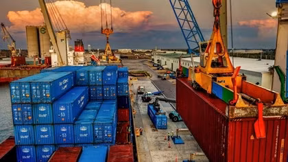 Tổng thống Pháp đề nghị châu Âu “đoàn kết tập thể” trước đòn thuế của Mỹ