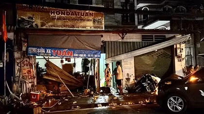 Xác minh vụ taxi công nghệ lao lên vỉa hè tông 2 người bị thương