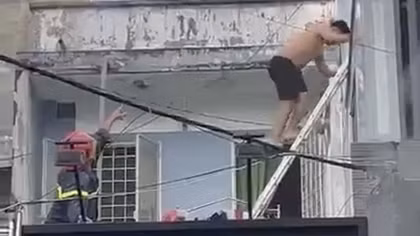Giải cứu 6 người thoát khỏi đám cháy căn nhà 6 tầng trong hẻm