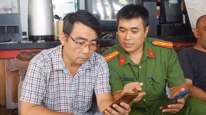 Công an TP Hồ Chí Minh hướng dẫn người dân góp ý văn kiện Đại hội Đảng XIV qua VneID