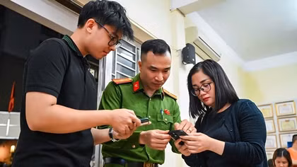 Đến từng tổ dân phố cập nhật dữ liệu đăng ký phương tiện và giấy phép lái xe