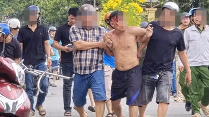 Khống chế đối tượng có biểu hiện bất thường, cầm dao cố thủ trong bãi đất trống
