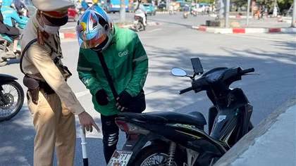 Một buổi sáng, CSGT xử lý gần 140 tài xế dán biển, dùng điện thoại khi lái xe