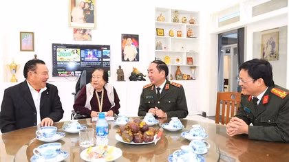 Thứ trưởng Trần Quốc Tỏ thăm, chúc Tết gia đình Thượng tướng Nguyễn Khánh Toàn