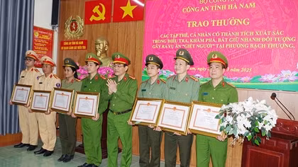 Trao thưởng các tập thể, cá nhân khám phá nhanh vụ án mạng