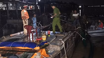 Vĩnh Long: Bắt giữ hàng loạt phương tiện khai thác cát trái phép