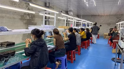 Phát hiện xưởng lắp ráp hơn 12.000 chiếc điện thoại di động trái phép
