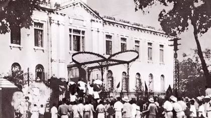 Bài 2: Những ngày cờ bay nơi nơi, muôn ánh sao vàng