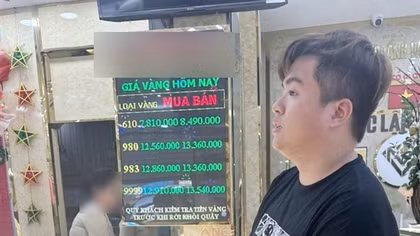 Đến nhà bạn học chơi, lẻn vào buồng “chôm” vàng của mẹ bạn