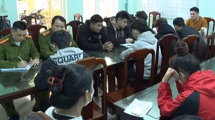 Đang đứng tránh tàu hỏa, nam thanh niên bất ngờ bị đánh nhập viện cấp cứu