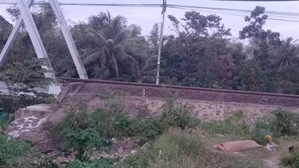 Đi bộ trên đường sắt, một người chết, một người may mắn thoát nạn