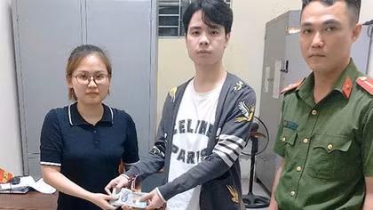 Công an phường Ninh Mỹ trao trả tài sản cho người dân để quên