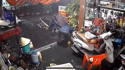 TP Hồ Chí Minh: Mưa lớn, đường ngập nhiều người tan ca mắc kẹt