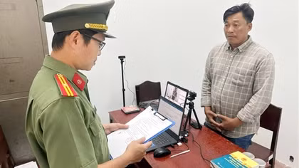 Gọi cửa không được, nam thanh niên dùng súng bắn vào camera