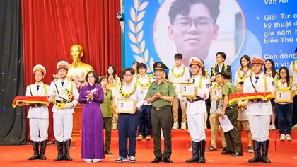 Tuyên dương 834 học sinh tiêu biểu, xuất sắc là con CBCS Công an Hà Nội