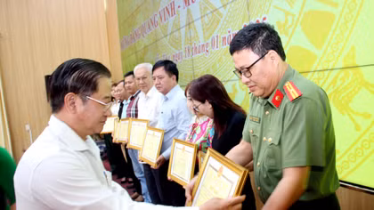 Chủ tịch UBND TP Cần Thơ tặng Bằng khen Văn phòng thường trú Báo CAND