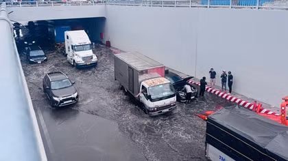 Hầm chui ngập nước gây ùn ứ giao thông do rác thải, mưa lớn