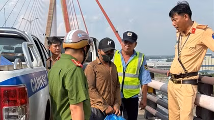 Kịp thời ngăn chặn thanh niên định nhảy cầu Cần Thơ tự tử