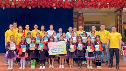 Nhà xuất bản Giáo dục Việt Nam tặng sách giáo khoa cho học sinh các vùng khó khăn