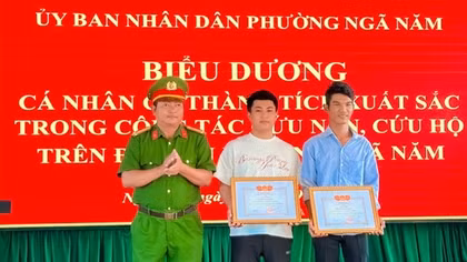 Khen thưởng 2 thanh niên dũng cảm cứu người bị đuối nước