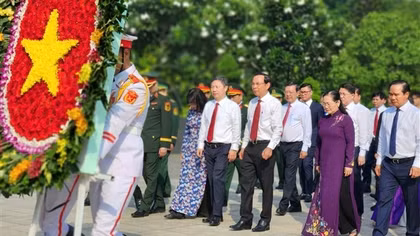 Lãnh đạo TP Hồ Chí Minh dâng hương tưởng niệm các Anh hùng, Liệt sĩ
