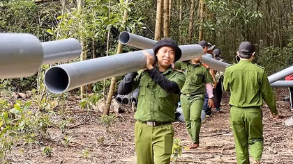 Giúp dân đưa nước về vùng cao