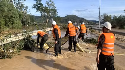 Hàng nghìn cán bộ, chiến sĩ Công an giúp dân khắc phục hậu quả cơn bão số 13