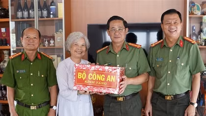 Bộ Công an tặng quà Mẹ VNAH và gia đình chính sách ở Tây Ninh