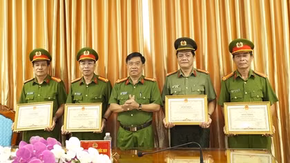 Khen thưởng tập thể, cá nhân có thành tích xuất sắc trong đấu tranh tội phạm ma túy