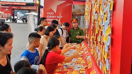 Tuyên truyền giúp người dân nhận diện thủ đoạn tội phạm tại Triển lãm thành tựu đất nước