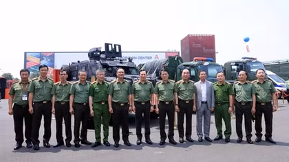 Lãnh đạo Bộ Công an tham quan Triển lãm 80 năm thành tựu đất nước