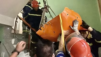 Cứu hộ kịp thời đưa nạn nhân nặng 150kg bị tai biến từ lầu 3 xuống đất