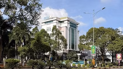 Hoãn thi hành án vụ "ngân hàng cho vay, 12 năm sau bị buộc phải trả tiền cho khách"