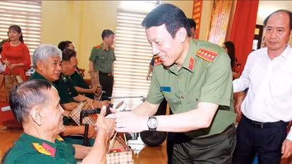 Lực lượng CAND luôn khắc ghi truyền thống “uống nước nhớ nguồn”, tri ân các anh hùng, liệt sĩ