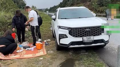 Gia đình 4 người dừng xe sát cao tốc, trải chiếu ăn trưa