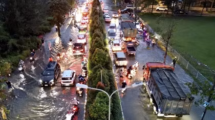 CSGT hỗ trợ người dân di chuyển qua nhiều tuyến đường ngập sâu