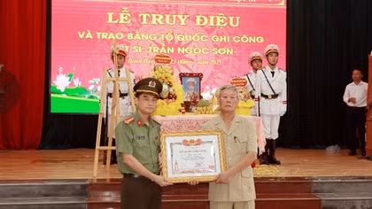 Trao Bằng “Tổ quốc ghi công” cho liệt sĩ Trần Ngọc Sơn