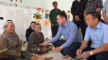“Gõ cửa từng nhà”, hướng dẫn người dân sơ tán khẩn trước cơn bão cực mạnh